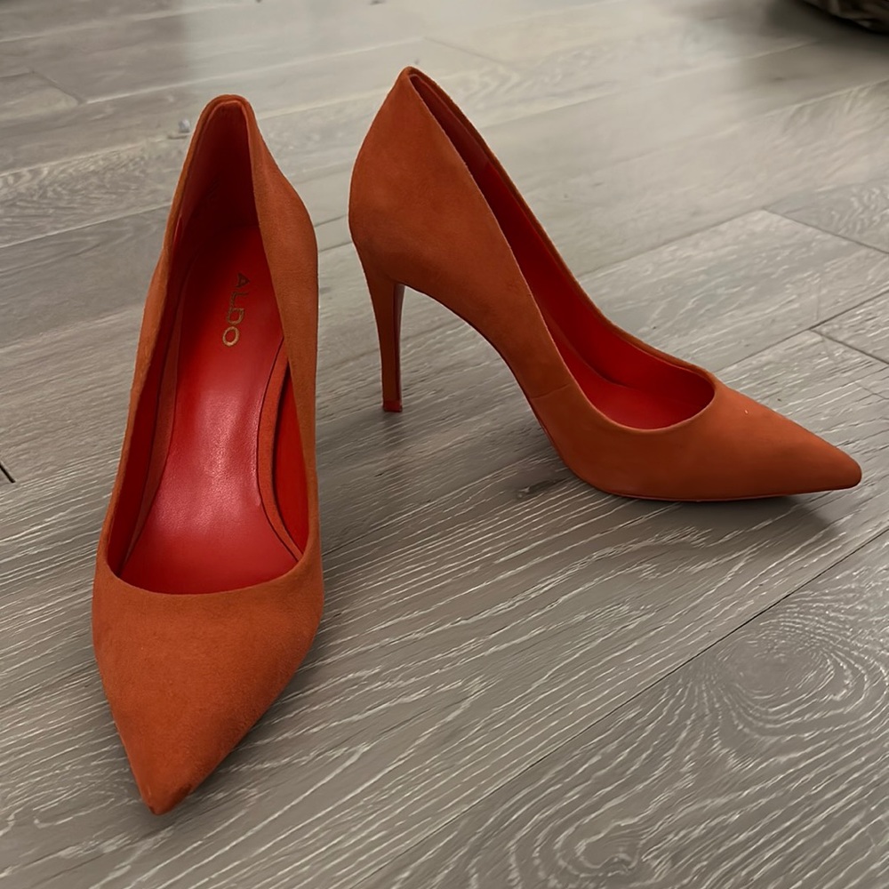 Moving sale. Suede Aldo pumps in a rich orange color. Size 6